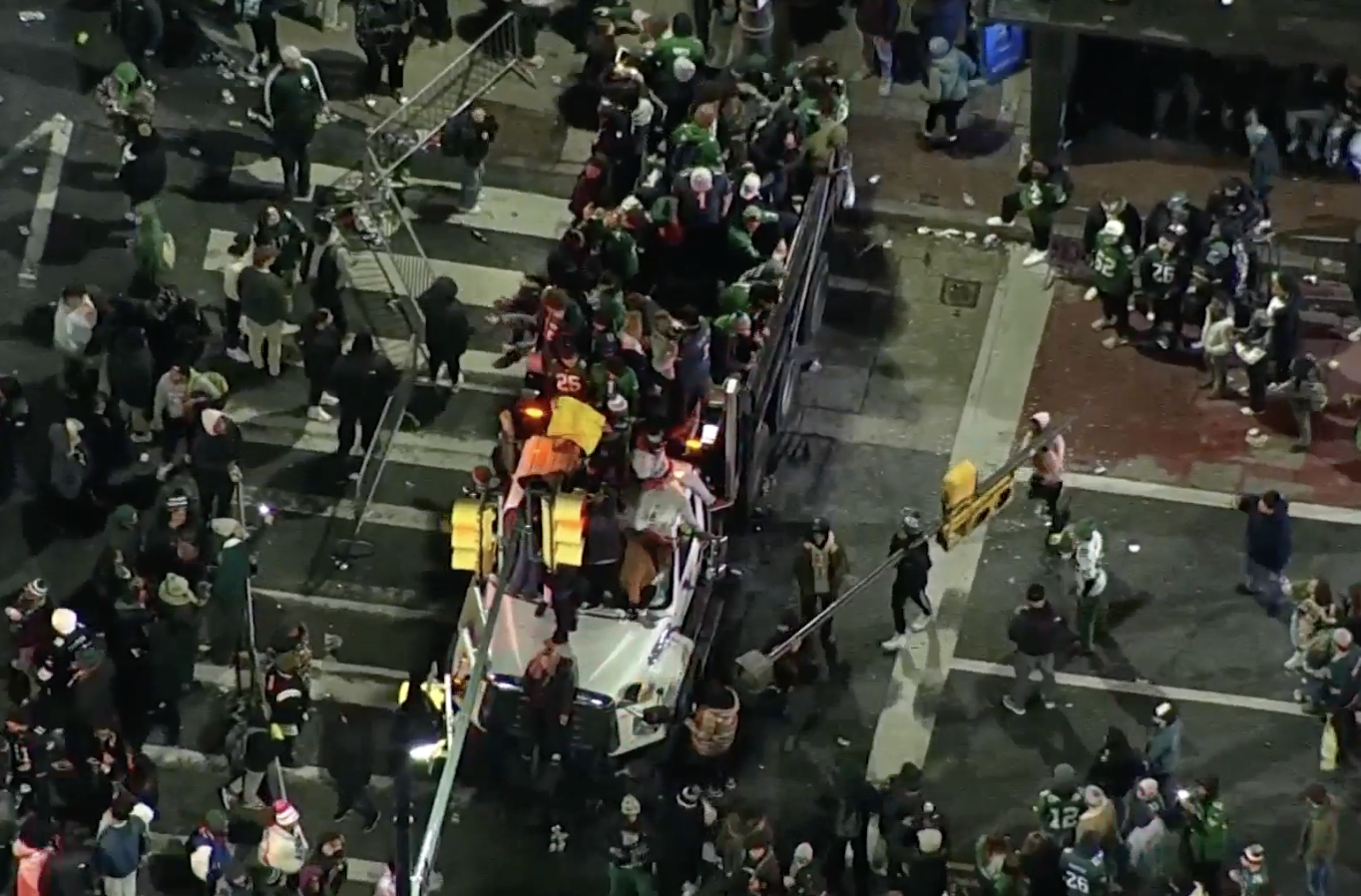 超级碗狂欢变骚乱，老鹰球迷拆灯杆、纵火狂欢，警方逮捕17人